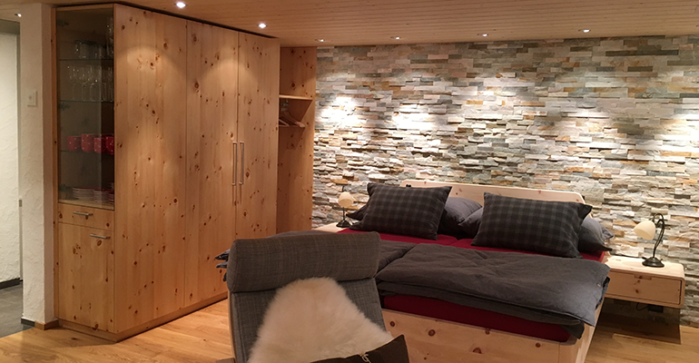 Chalet mit Berg im Hintergrund